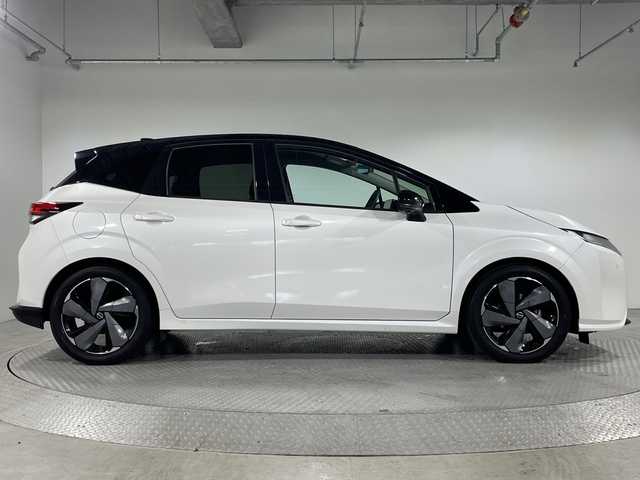 日産 オーラ G レザーエディション 神奈川県 2022(令4)年 2.3万km ピュアホワイトパール / スーパーブラック 2トーン 9型メーカーオプションナビゲーション/AM FM Bluetooth フルセグ HDMI AppleCarPlay/アラウンドビューモニター/BOSEプレミアムサウンド/ビークルダイナミクスコントロール/ハンドル支援/プロパイロット/車線逸脱警報/車線逸脱防止支援/後側方車両検知警報/後側方衝突防止支援/エマージェンシーブレーキ/速度標識表示/標識検知支援/駐車支援/ふらつき警報/デジタルインナーミラー/レザーシート/前席シートヒーター/ステアリングヒーター/ステアリングリモコン/ビルトインETC2.0/オートホールド/純正フロアマット/インテリジェントキー/スペアキー/LEDヘッドライト/オートライト/オートマチックハイビーム/純正17インチアルミホイル