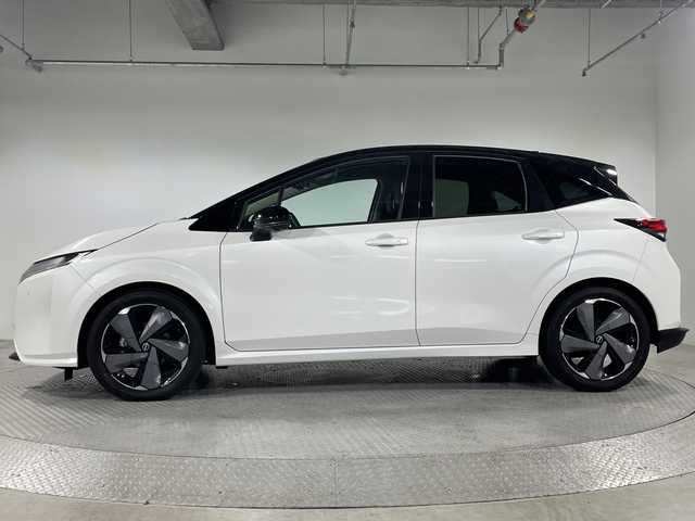 日産 オーラ G レザーエディション 神奈川県 2022(令4)年 2.3万km ピュアホワイトパール / スーパーブラック 2トーン 9型メーカーオプションナビゲーション/AM FM Bluetooth フルセグ HDMI AppleCarPlay/アラウンドビューモニター/BOSEプレミアムサウンド/ビークルダイナミクスコントロール/ハンドル支援/プロパイロット/車線逸脱警報/車線逸脱防止支援/後側方車両検知警報/後側方衝突防止支援/エマージェンシーブレーキ/速度標識表示/標識検知支援/駐車支援/ふらつき警報/デジタルインナーミラー/レザーシート/前席シートヒーター/ステアリングヒーター/ステアリングリモコン/ビルトインETC2.0/オートホールド/純正フロアマット/インテリジェントキー/スペアキー/LEDヘッドライト/オートライト/オートマチックハイビーム/純正17インチアルミホイル