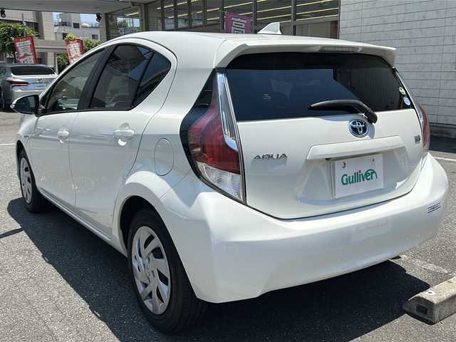 トヨタ アクア S 埼玉県 2015(平27)年 4万km ライムホワイトパールクリスタルシャイン 走行距離39775km/純正SDナビ（NSZN-W64T）/AM/FM/DVD/BT/フルセグTV/バックカメラ/ETC/純正フロアマット/ステアリングリモコン/エコモード/EVモード/レーンキープアシスト/衝突軽減システム/横滑り防止装置/車両接近通報装置/オートライト/オートマチックハイビーム/電動格納ミラー/ウィンカーミラー/LEDヘッドライト/フォグランプ/スマートキー×２/プッシュスタート/保証書/取扱説明書