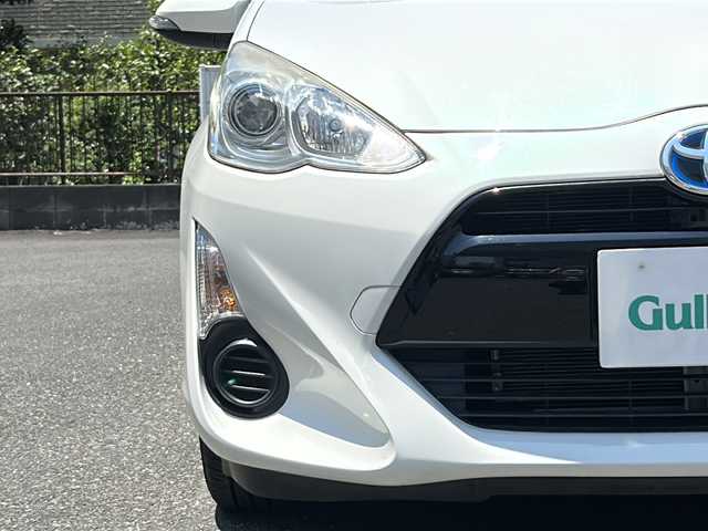 トヨタ アクア S 埼玉県 2015(平27)年 4万km ライムホワイトパールクリスタルシャイン 走行距離39775km/純正SDナビ（NSZN-W64T）/AM/FM/DVD/BT/フルセグTV/バックカメラ/ETC/純正フロアマット/ステアリングリモコン/エコモード/EVモード/レーンキープアシスト/衝突軽減システム/横滑り防止装置/車両接近通報装置/オートライト/オートマチックハイビーム/電動格納ミラー/ウィンカーミラー/LEDヘッドライト/フォグランプ/スマートキー×２/プッシュスタート/保証書/取扱説明書