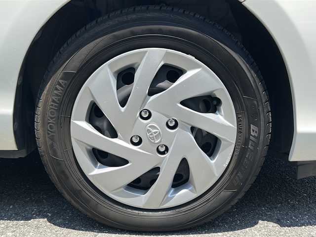 トヨタ アクア S 埼玉県 2015(平27)年 4万km ライムホワイトパールクリスタルシャイン 走行距離39775km/純正SDナビ（NSZN-W64T）/AM/FM/DVD/BT/フルセグTV/バックカメラ/ETC/純正フロアマット/ステアリングリモコン/エコモード/EVモード/レーンキープアシスト/衝突軽減システム/横滑り防止装置/車両接近通報装置/オートライト/オートマチックハイビーム/電動格納ミラー/ウィンカーミラー/LEDヘッドライト/フォグランプ/スマートキー×２/プッシュスタート/保証書/取扱説明書