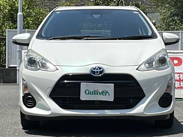 トヨタ アクア S 埼玉県 2015(平27)年 4万km ライムホワイトパールクリスタルシャイン 走行距離39775km/純正SDナビ（NSZN-W64T）/AM/FM/DVD/BT/フルセグTV/バックカメラ/ETC/純正フロアマット/ステアリングリモコン/エコモード/EVモード/レーンキープアシスト/衝突軽減システム/横滑り防止装置/車両接近通報装置/オートライト/オートマチックハイビーム/電動格納ミラー/ウィンカーミラー/LEDヘッドライト/フォグランプ/スマートキー×２/プッシュスタート/保証書/取扱説明書