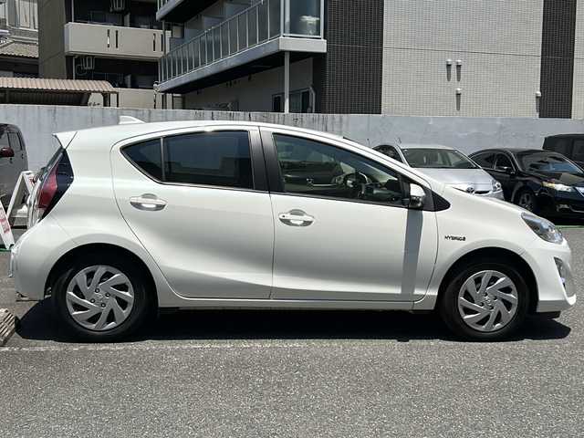トヨタ アクア S 埼玉県 2015(平27)年 4万km ライムホワイトパールクリスタルシャイン 走行距離39775km/純正SDナビ（NSZN-W64T）/AM/FM/DVD/BT/フルセグTV/バックカメラ/ETC/純正フロアマット/ステアリングリモコン/エコモード/EVモード/レーンキープアシスト/衝突軽減システム/横滑り防止装置/車両接近通報装置/オートライト/オートマチックハイビーム/電動格納ミラー/ウィンカーミラー/LEDヘッドライト/フォグランプ/スマートキー×２/プッシュスタート/保証書/取扱説明書