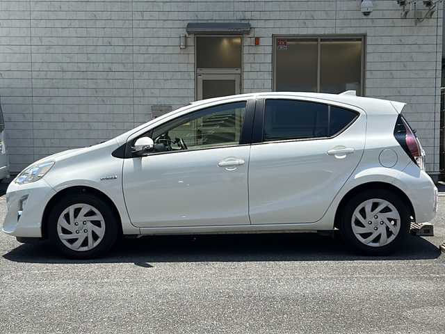 トヨタ アクア S 埼玉県 2015(平27)年 4万km ライムホワイトパールクリスタルシャイン 走行距離39775km/純正SDナビ（NSZN-W64T）/AM/FM/DVD/BT/フルセグTV/バックカメラ/ETC/純正フロアマット/ステアリングリモコン/エコモード/EVモード/レーンキープアシスト/衝突軽減システム/横滑り防止装置/車両接近通報装置/オートライト/オートマチックハイビーム/電動格納ミラー/ウィンカーミラー/LEDヘッドライト/フォグランプ/スマートキー×２/プッシュスタート/保証書/取扱説明書