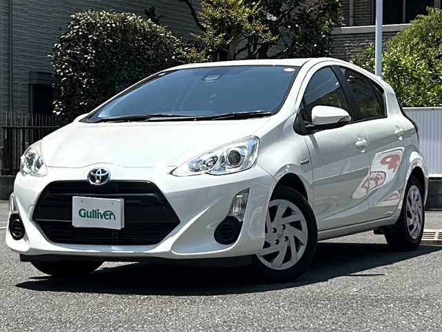 トヨタ アクア S 埼玉県 2015(平27)年 4万km ライムホワイトパールクリスタルシャイン 走行距離39775km/純正SDナビ（NSZN-W64T）/AM/FM/DVD/BT/フルセグTV/バックカメラ/ETC/純正フロアマット/ステアリングリモコン/エコモード/EVモード/レーンキープアシスト/衝突軽減システム/横滑り防止装置/車両接近通報装置/オートライト/オートマチックハイビーム/電動格納ミラー/ウィンカーミラー/LEDヘッドライト/フォグランプ/スマートキー×２/プッシュスタート/保証書/取扱説明書