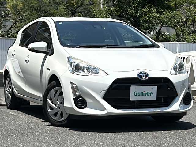 トヨタ アクア S 埼玉県 2015(平27)年 4万km ライムホワイトパールクリスタルシャイン 走行距離39775km/純正SDナビ（NSZN-W64T）/AM/FM/DVD/BT/フルセグTV/バックカメラ/ETC/純正フロアマット/ステアリングリモコン/エコモード/EVモード/レーンキープアシスト/衝突軽減システム/横滑り防止装置/車両接近通報装置/オートライト/オートマチックハイビーム/電動格納ミラー/ウィンカーミラー/LEDヘッドライト/フォグランプ/スマートキー×２/プッシュスタート/保証書/取扱説明書