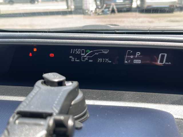 トヨタ アクア S 埼玉県 2015(平27)年 4万km ライムホワイトパールクリスタルシャイン 走行距離39775km/純正SDナビ（NSZN-W64T）/AM/FM/DVD/BT/フルセグTV/バックカメラ/ETC/純正フロアマット/ステアリングリモコン/エコモード/EVモード/レーンキープアシスト/衝突軽減システム/横滑り防止装置/車両接近通報装置/オートライト/オートマチックハイビーム/電動格納ミラー/ウィンカーミラー/LEDヘッドライト/フォグランプ/スマートキー×２/プッシュスタート/保証書/取扱説明書