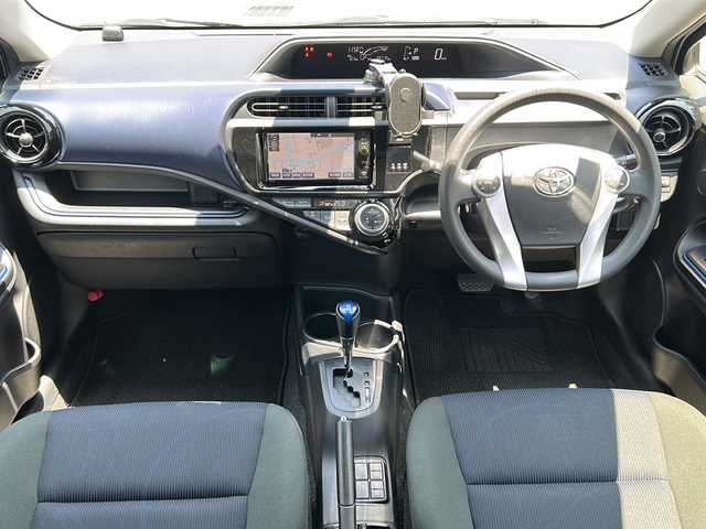 トヨタ アクア S 埼玉県 2015(平27)年 4万km ライムホワイトパールクリスタルシャイン 走行距離39775km/純正SDナビ（NSZN-W64T）/AM/FM/DVD/BT/フルセグTV/バックカメラ/ETC/純正フロアマット/ステアリングリモコン/エコモード/EVモード/レーンキープアシスト/衝突軽減システム/横滑り防止装置/車両接近通報装置/オートライト/オートマチックハイビーム/電動格納ミラー/ウィンカーミラー/LEDヘッドライト/フォグランプ/スマートキー×２/プッシュスタート/保証書/取扱説明書