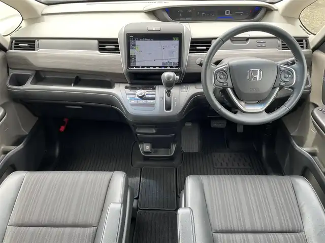 ホンダ フリード G ホンダセンシング 熊本県 2019(平31)年 4.3万km フォレストグリーンパール 純正９インチナビ/・AM/FM/CD/DVD/BT/SD/・フルセグTV（走行中視聴可能）/・バックカメラ/ホンダセンシング/・衝突軽減ブレーキ/・車線維持支援システム/・アダプティブクルーズコントロール/・誤発信抑制機能/・歩行者事故低減ステアリング/・後方誤発信抑制機能/・先行車発進お知らせ機能/・後方誤発信抑制機能/・オートハイビーム/LEDライト/前方ドライブレコーダー/Sパッケージ/・本革巻きステアリングホイール/・ステアリングスイッチ/・15インチ純正アルミホイール/・コンビシート/・シートバックアッパーポケット/ビルトインETC/両側パワースライドドア/アダプティブコーナーリングライト/ウィンカーミラー/後席ロールサンシェード/熱線デフォッガースイッチ/ウォークスルー/アイドリングストップ/純正フロアマット/ドアバイザー/プッシュスタート/スマートキー