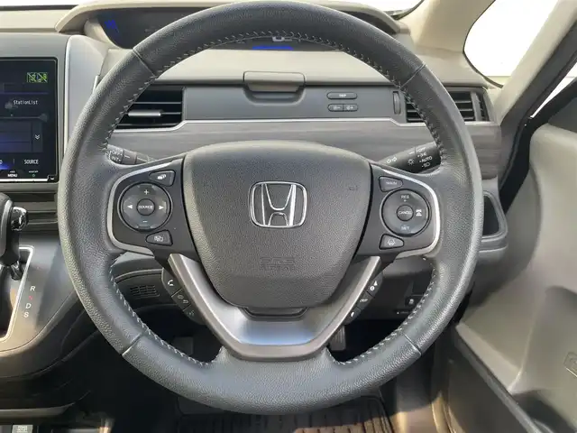 ホンダ フリード G ホンダセンシング 熊本県 2019(平31)年 4.3万km フォレストグリーンパール 純正９インチナビ/・AM/FM/CD/DVD/BT/SD/・フルセグTV（走行中視聴可能）/・バックカメラ/ホンダセンシング/・衝突軽減ブレーキ/・車線維持支援システム/・アダプティブクルーズコントロール/・誤発信抑制機能/・歩行者事故低減ステアリング/・後方誤発信抑制機能/・先行車発進お知らせ機能/・後方誤発信抑制機能/・オートハイビーム/LEDライト/前方ドライブレコーダー/Sパッケージ/・本革巻きステアリングホイール/・ステアリングスイッチ/・15インチ純正アルミホイール/・コンビシート/・シートバックアッパーポケット/ビルトインETC/両側パワースライドドア/アダプティブコーナーリングライト/ウィンカーミラー/後席ロールサンシェード/熱線デフォッガースイッチ/ウォークスルー/アイドリングストップ/純正フロアマット/ドアバイザー/プッシュスタート/スマートキー