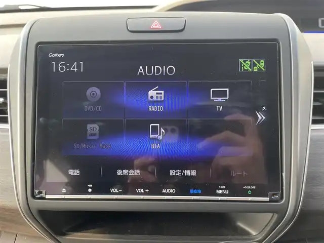 ホンダ フリード G ホンダセンシング 熊本県 2019(平31)年 4.3万km フォレストグリーンパール 純正９インチナビ/・AM/FM/CD/DVD/BT/SD/・フルセグTV（走行中視聴可能）/・バックカメラ/ホンダセンシング/・衝突軽減ブレーキ/・車線維持支援システム/・アダプティブクルーズコントロール/・誤発信抑制機能/・歩行者事故低減ステアリング/・後方誤発信抑制機能/・先行車発進お知らせ機能/・後方誤発信抑制機能/・オートハイビーム/LEDライト/前方ドライブレコーダー/Sパッケージ/・本革巻きステアリングホイール/・ステアリングスイッチ/・15インチ純正アルミホイール/・コンビシート/・シートバックアッパーポケット/ビルトインETC/両側パワースライドドア/アダプティブコーナーリングライト/ウィンカーミラー/後席ロールサンシェード/熱線デフォッガースイッチ/ウォークスルー/アイドリングストップ/純正フロアマット/ドアバイザー/プッシュスタート/スマートキー