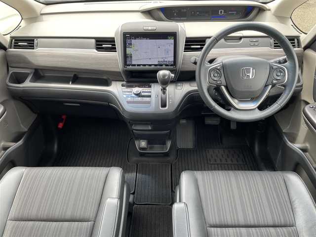 ホンダ フリード G ホンダセンシング 熊本県 2019(平31)年 4.3万km フォレストグリーンパール 純正９インチナビ/・AM/FM/CD/DVD/BT/SD/・フルセグTV（走行中視聴可能）/・バックカメラ/ホンダセンシング/・衝突軽減ブレーキ/・車線維持支援システム/・アダプティブクルーズコントロール/・誤発信抑制機能/・歩行者事故低減ステアリング/・後方誤発信抑制機能/・先行車発進お知らせ機能/・後方誤発信抑制機能/・オートハイビーム/LEDライト/前方ドライブレコーダー/Sパッケージ/・本革巻きステアリングホイール/・ステアリングスイッチ/・15インチ純正アルミホイール/・コンビシート/・シートバックアッパーポケット/ビルトインETC/両側パワースライドドア/アダプティブコーナーリングライト/ウィンカーミラー/後席ロールサンシェード/熱線デフォッガースイッチ/ウォークスルー/アイドリングストップ/純正フロアマット/ドアバイザー/プッシュスタート/スマートキー