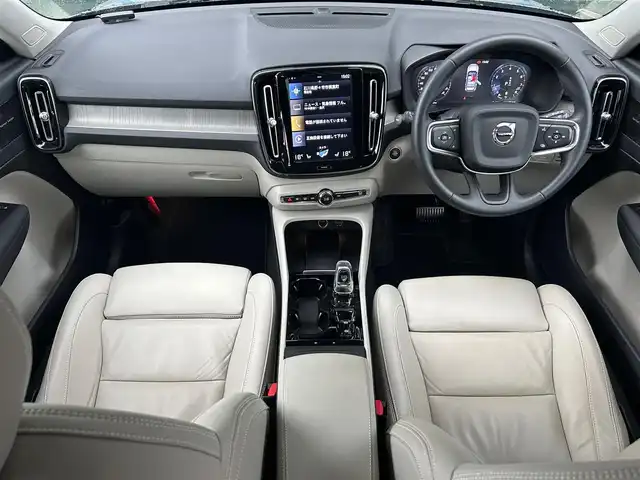 ボルボ ボルボ ＸＣ４０ B4 AWD インスクリプション 石川県 2021(令3)年 2万km グレー ４WD/純正HDDナビ/フルセグテレビ/フロント/サイド/バックカメラ/AppleCarPlay/USB/ハーマンカードンスピーカー/クルーズコントロール/ワイヤレスチャージャー/電動格納ミラー/ブラインドスポットモニター/防眩ミラー/アンビエントライト/ステアリングヒーター/レザーシート（白）/メモリーシート/パワーシート/シートヒーター/電動リアゲート/フットセンサー/オートライト/LEDヘッドライト/ETC