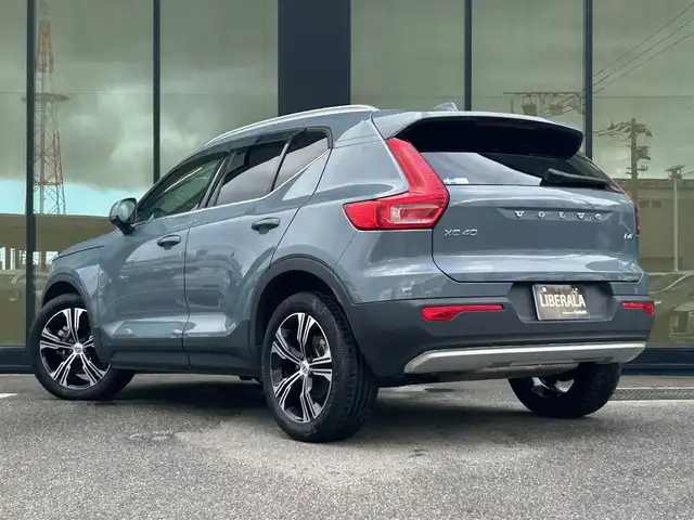 ボルボ ボルボ ＸＣ４０ B4 AWD インスクリプション 石川県 2021(令3)年 2万km グレー ４WD/純正HDDナビ/フルセグテレビ/フロント/サイド/バックカメラ/AppleCarPlay/USB/ハーマンカードンスピーカー/クルーズコントロール/ワイヤレスチャージャー/電動格納ミラー/ブラインドスポットモニター/防眩ミラー/アンビエントライト/ステアリングヒーター/レザーシート（白）/メモリーシート/パワーシート/シートヒーター/電動リアゲート/フットセンサー/オートライト/LEDヘッドライト/ETC