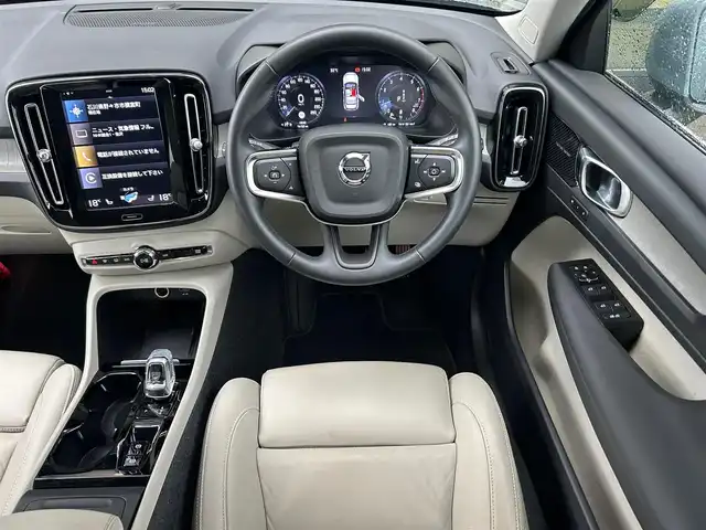 ボルボ ボルボ ＸＣ４０ B4 AWD インスクリプション 石川県 2021(令3)年 2万km グレー ４WD/純正HDDナビ/フルセグテレビ/フロント/サイド/バックカメラ/AppleCarPlay/USB/ハーマンカードンスピーカー/クルーズコントロール/ワイヤレスチャージャー/電動格納ミラー/ブラインドスポットモニター/防眩ミラー/アンビエントライト/ステアリングヒーター/レザーシート（白）/メモリーシート/パワーシート/シートヒーター/電動リアゲート/フットセンサー/オートライト/LEDヘッドライト/ETC