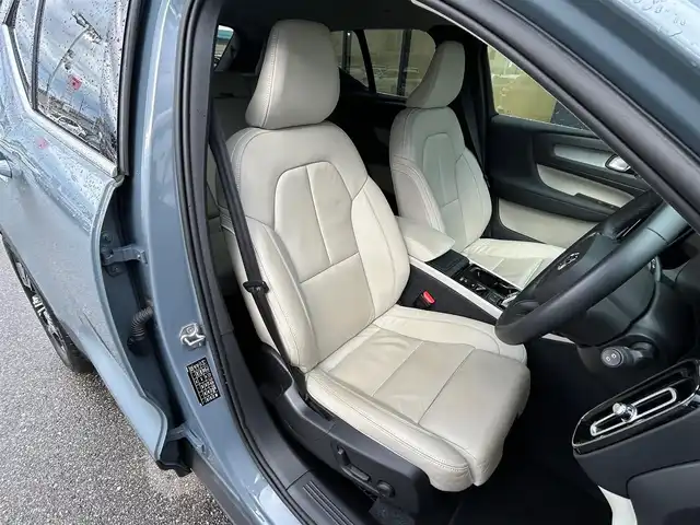 ボルボ ボルボ ＸＣ４０ B4 AWD インスクリプション 石川県 2021(令3)年 2万km グレー ４WD/純正HDDナビ/フルセグテレビ/フロント/サイド/バックカメラ/AppleCarPlay/USB/ハーマンカードンスピーカー/クルーズコントロール/ワイヤレスチャージャー/電動格納ミラー/ブラインドスポットモニター/防眩ミラー/アンビエントライト/ステアリングヒーター/レザーシート（白）/メモリーシート/パワーシート/シートヒーター/電動リアゲート/フットセンサー/オートライト/LEDヘッドライト/ETC