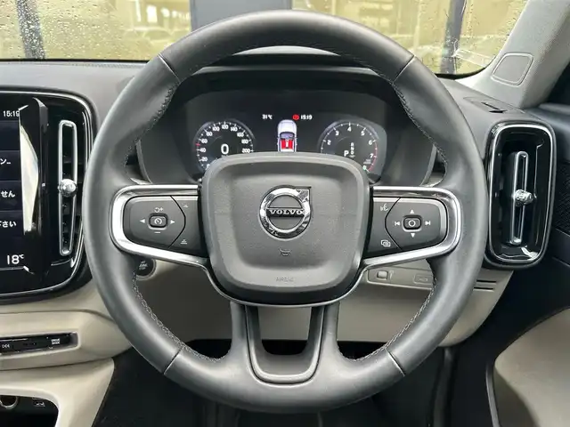 ボルボ ボルボ ＸＣ４０ B4 AWD インスクリプション 石川県 2021(令3)年 2万km グレー ４WD/純正HDDナビ/フルセグテレビ/フロント/サイド/バックカメラ/AppleCarPlay/USB/ハーマンカードンスピーカー/クルーズコントロール/ワイヤレスチャージャー/電動格納ミラー/ブラインドスポットモニター/防眩ミラー/アンビエントライト/ステアリングヒーター/レザーシート（白）/メモリーシート/パワーシート/シートヒーター/電動リアゲート/フットセンサー/オートライト/LEDヘッドライト/ETC