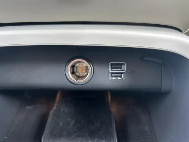 ボルボ ボルボ ＸＣ４０ B4 AWD インスクリプション 石川県 2021(令3)年 2万km グレー ４WD/純正HDDナビ/フルセグテレビ/フロント/サイド/バックカメラ/AppleCarPlay/USB/ハーマンカードンスピーカー/クルーズコントロール/ワイヤレスチャージャー/電動格納ミラー/ブラインドスポットモニター/防眩ミラー/アンビエントライト/ステアリングヒーター/レザーシート（白）/メモリーシート/パワーシート/シートヒーター/電動リアゲート/フットセンサー/オートライト/LEDヘッドライト/ETC