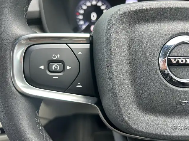 ボルボ ボルボ ＸＣ４０ B4 AWD インスクリプション 石川県 2021(令3)年 2万km グレー ４WD/純正HDDナビ/フルセグテレビ/フロント/サイド/バックカメラ/AppleCarPlay/USB/ハーマンカードンスピーカー/クルーズコントロール/ワイヤレスチャージャー/電動格納ミラー/ブラインドスポットモニター/防眩ミラー/アンビエントライト/ステアリングヒーター/レザーシート（白）/メモリーシート/パワーシート/シートヒーター/電動リアゲート/フットセンサー/オートライト/LEDヘッドライト/ETC