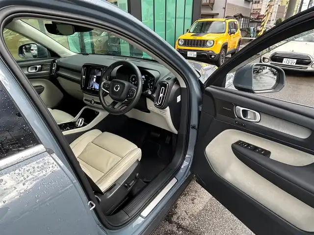 ボルボ ボルボ ＸＣ４０ B4 AWD インスクリプション 石川県 2021(令3)年 2万km グレー ４WD/純正HDDナビ/フルセグテレビ/フロント/サイド/バックカメラ/AppleCarPlay/USB/ハーマンカードンスピーカー/クルーズコントロール/ワイヤレスチャージャー/電動格納ミラー/ブラインドスポットモニター/防眩ミラー/アンビエントライト/ステアリングヒーター/レザーシート（白）/メモリーシート/パワーシート/シートヒーター/電動リアゲート/フットセンサー/オートライト/LEDヘッドライト/ETC
