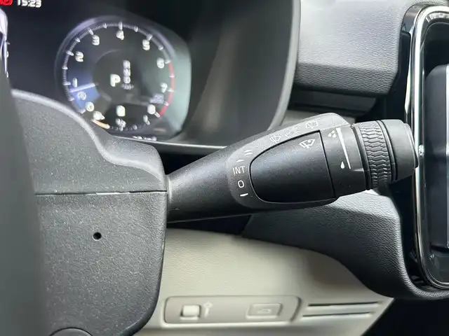 ボルボ ボルボ ＸＣ４０ B4 AWD インスクリプション 石川県 2021(令3)年 2万km グレー ４WD/純正HDDナビ/フルセグテレビ/フロント/サイド/バックカメラ/AppleCarPlay/USB/ハーマンカードンスピーカー/クルーズコントロール/ワイヤレスチャージャー/電動格納ミラー/ブラインドスポットモニター/防眩ミラー/アンビエントライト/ステアリングヒーター/レザーシート（白）/メモリーシート/パワーシート/シートヒーター/電動リアゲート/フットセンサー/オートライト/LEDヘッドライト/ETC