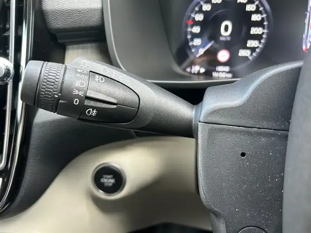 ボルボ ボルボ ＸＣ４０ B4 AWD インスクリプション 石川県 2021(令3)年 2万km グレー ４WD/純正HDDナビ/フルセグテレビ/フロント/サイド/バックカメラ/AppleCarPlay/USB/ハーマンカードンスピーカー/クルーズコントロール/ワイヤレスチャージャー/電動格納ミラー/ブラインドスポットモニター/防眩ミラー/アンビエントライト/ステアリングヒーター/レザーシート（白）/メモリーシート/パワーシート/シートヒーター/電動リアゲート/フットセンサー/オートライト/LEDヘッドライト/ETC