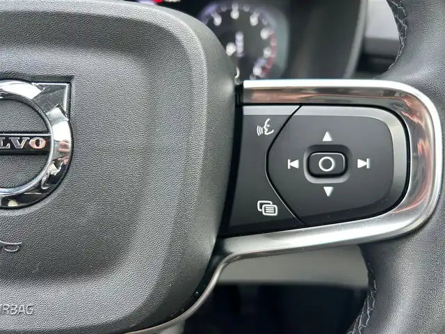 ボルボ ボルボ ＸＣ４０ B4 AWD インスクリプション 石川県 2021(令3)年 2万km グレー ４WD/純正HDDナビ/フルセグテレビ/フロント/サイド/バックカメラ/AppleCarPlay/USB/ハーマンカードンスピーカー/クルーズコントロール/ワイヤレスチャージャー/電動格納ミラー/ブラインドスポットモニター/防眩ミラー/アンビエントライト/ステアリングヒーター/レザーシート（白）/メモリーシート/パワーシート/シートヒーター/電動リアゲート/フットセンサー/オートライト/LEDヘッドライト/ETC