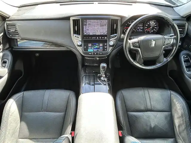 トヨタ クラウン アスリート S 滋賀県 2013(平25)年 13.3万km ホワイトパールクリスタルシャイン ８インチ純正ナビ/（AM/FM/CD/DVD/フルセグ/HDD/Bluetooth/USB）/レーダー付きルームミラー/ETC/バックカメラ/プリクラッシュブレーキアシスト/クルーズコントロール/コーナーセンサー/運転席・助手席シートヒーター/運転席・助手席シートベンチレーション/運転席・助手席パワーシート/電動格納ミラー/革巻きステアリング/ステアリングスイッチ/ハンズフリーフォン/オートライト/キセノンライト/フロントフォグ/フルオートエアコン/プッシュスタート/スマートキー/USB端子/純正フロアマット/純正ドアバイザー