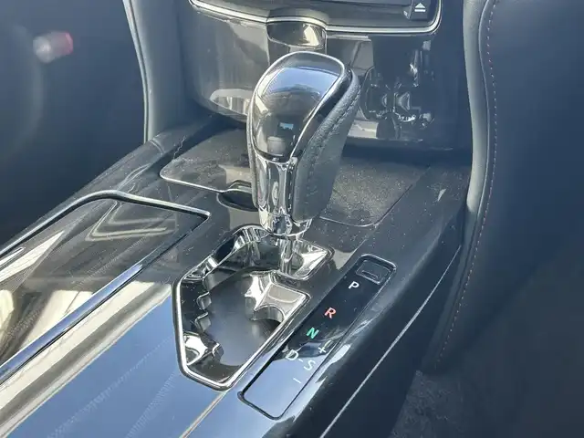 トヨタ クラウン アスリート S 滋賀県 2013(平25)年 13.3万km ホワイトパールクリスタルシャイン ８インチ純正ナビ/（AM/FM/CD/DVD/フルセグ/HDD/Bluetooth/USB）/レーダー付きルームミラー/ETC/バックカメラ/プリクラッシュブレーキアシスト/クルーズコントロール/コーナーセンサー/運転席・助手席シートヒーター/運転席・助手席シートベンチレーション/運転席・助手席パワーシート/電動格納ミラー/革巻きステアリング/ステアリングスイッチ/ハンズフリーフォン/オートライト/キセノンライト/フロントフォグ/フルオートエアコン/プッシュスタート/スマートキー/USB端子/純正フロアマット/純正ドアバイザー