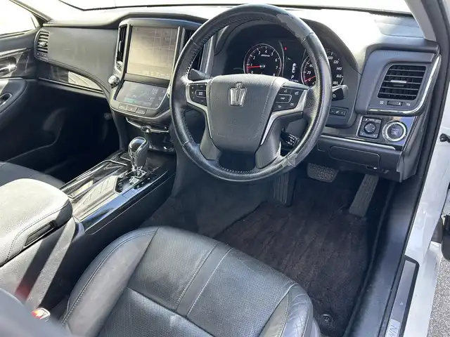 トヨタ クラウン アスリート S 滋賀県 2013(平25)年 13.3万km ホワイトパールクリスタルシャイン ８インチ純正ナビ/（AM/FM/CD/DVD/フルセグ/HDD/Bluetooth/USB）/レーダー付きルームミラー/ETC/バックカメラ/プリクラッシュブレーキアシスト/クルーズコントロール/コーナーセンサー/運転席・助手席シートヒーター/運転席・助手席シートベンチレーション/運転席・助手席パワーシート/電動格納ミラー/革巻きステアリング/ステアリングスイッチ/ハンズフリーフォン/オートライト/キセノンライト/フロントフォグ/フルオートエアコン/プッシュスタート/スマートキー/USB端子/純正フロアマット/純正ドアバイザー