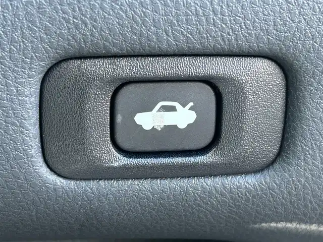 トヨタ クラウン アスリート S 滋賀県 2013(平25)年 13.3万km ホワイトパールクリスタルシャイン ８インチ純正ナビ/（AM/FM/CD/DVD/フルセグ/HDD/Bluetooth/USB）/レーダー付きルームミラー/ETC/バックカメラ/プリクラッシュブレーキアシスト/クルーズコントロール/コーナーセンサー/運転席・助手席シートヒーター/運転席・助手席シートベンチレーション/運転席・助手席パワーシート/電動格納ミラー/革巻きステアリング/ステアリングスイッチ/ハンズフリーフォン/オートライト/キセノンライト/フロントフォグ/フルオートエアコン/プッシュスタート/スマートキー/USB端子/純正フロアマット/純正ドアバイザー