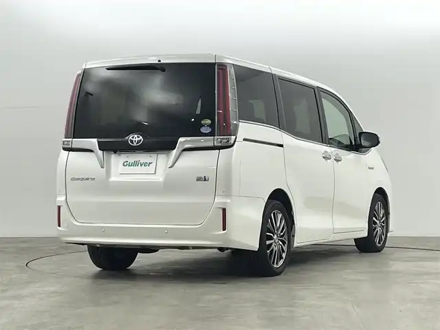 トヨタ エスクァイア ハイブリッド Gi プレミアムパッケージ 福島県 2019(平31)年 4.8万km ホワイトパールクリスタルシャイン クリアランスソナー/・衝突軽減/・オートハイビーム/純正フリップダウンモニター/純正9インチナビ/・BT/CD/DVD/AM/FM/バックカメラ/両側パワースライドドア/クルーズコントロール/LEDオートライト/・フォグライト/３列シート/・ハーフレザー/・ウォークスルー/・シートヒーター/・エアーシート/社外レオニスアルミホイール付きサマータイヤ/ETC/革ステアリング/・ステアリングリモコン/・ステアリングヒーター/純正フロアマット/純正ドアバイザー/アイドリングストップ/プッシュスタート/・スマートキー