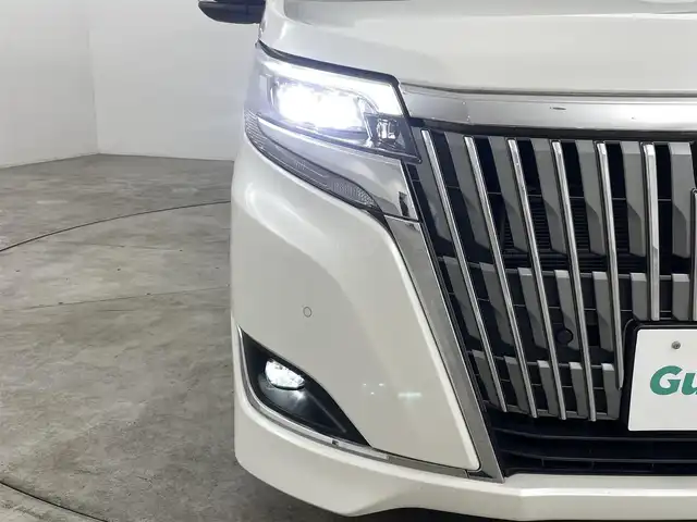 トヨタ エスクァイア ハイブリッド Gi プレミアムパッケージ 福島県 2019(平31)年 4.8万km ホワイトパールクリスタルシャイン クリアランスソナー/・衝突軽減/・オートハイビーム/純正フリップダウンモニター/純正9インチナビ/・BT/CD/DVD/AM/FM/バックカメラ/両側パワースライドドア/クルーズコントロール/LEDオートライト/・フォグライト/３列シート/・ハーフレザー/・ウォークスルー/・シートヒーター/・エアーシート/社外レオニスアルミホイール付きサマータイヤ/ETC/革ステアリング/・ステアリングリモコン/・ステアリングヒーター/純正フロアマット/純正ドアバイザー/アイドリングストップ/プッシュスタート/・スマートキー