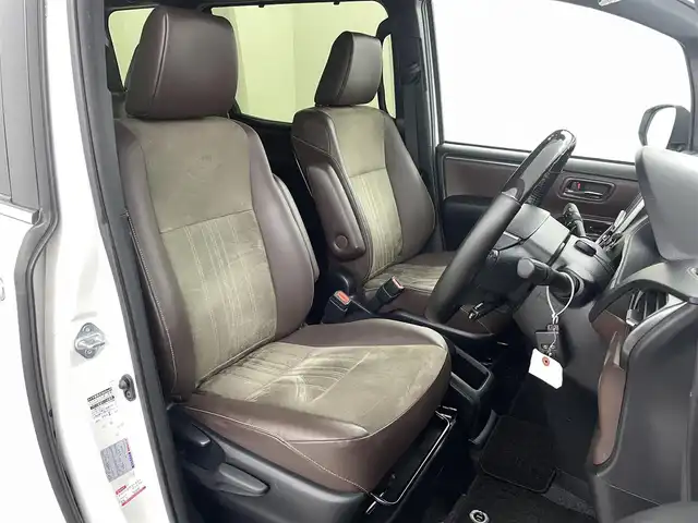 トヨタ エスクァイア ハイブリッド Gi プレミアムパッケージ 福島県 2019(平31)年 4.8万km ホワイトパールクリスタルシャイン クリアランスソナー/・衝突軽減/・オートハイビーム/純正フリップダウンモニター/純正9インチナビ/・BT/CD/DVD/AM/FM/バックカメラ/両側パワースライドドア/クルーズコントロール/LEDオートライト/・フォグライト/３列シート/・ハーフレザー/・ウォークスルー/・シートヒーター/・エアーシート/社外レオニスアルミホイール付きサマータイヤ/ETC/革ステアリング/・ステアリングリモコン/・ステアリングヒーター/純正フロアマット/純正ドアバイザー/アイドリングストップ/プッシュスタート/・スマートキー