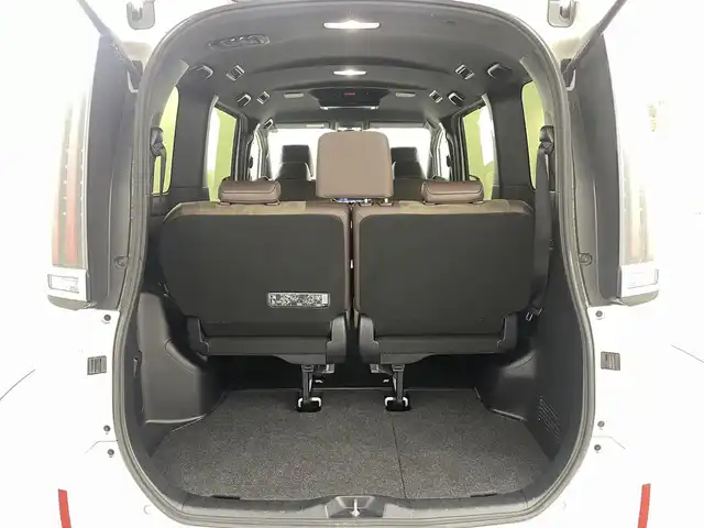 トヨタ エスクァイア ハイブリッド Gi プレミアムパッケージ 福島県 2019(平31)年 4.8万km ホワイトパールクリスタルシャイン クリアランスソナー/・衝突軽減/・オートハイビーム/純正フリップダウンモニター/純正9インチナビ/・BT/CD/DVD/AM/FM/バックカメラ/両側パワースライドドア/クルーズコントロール/LEDオートライト/・フォグライト/３列シート/・ハーフレザー/・ウォークスルー/・シートヒーター/・エアーシート/社外レオニスアルミホイール付きサマータイヤ/ETC/革ステアリング/・ステアリングリモコン/・ステアリングヒーター/純正フロアマット/純正ドアバイザー/アイドリングストップ/プッシュスタート/・スマートキー