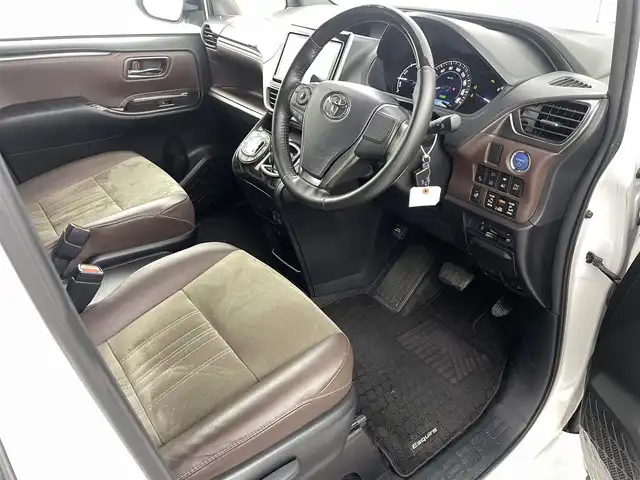 トヨタ エスクァイア ハイブリッド Gi プレミアムパッケージ 福島県 2019(平31)年 4.8万km ホワイトパールクリスタルシャイン クリアランスソナー/・衝突軽減/・オートハイビーム/純正フリップダウンモニター/純正9インチナビ/・BT/CD/DVD/AM/FM/バックカメラ/両側パワースライドドア/クルーズコントロール/LEDオートライト/・フォグライト/３列シート/・ハーフレザー/・ウォークスルー/・シートヒーター/・エアーシート/社外レオニスアルミホイール付きサマータイヤ/ETC/革ステアリング/・ステアリングリモコン/・ステアリングヒーター/純正フロアマット/純正ドアバイザー/アイドリングストップ/プッシュスタート/・スマートキー