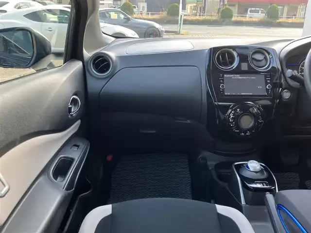 日産 ノート e－パワー X 三重県 2018(平30)年 4.6万km スーパーブラック ♪車検R9年2月21日/♪登録時走行距離45150km/♪エマージェンシーブレーキ/・踏み間違い衝突防止アシスト/・LDW(車線逸脱警報)/・Li(車線逸脱防止支援システム)/♪アラウンドビューモニター/♪インテリジェントクルーズコントロール/♪純正ナビ/・フルセグ・DVD再生/・CD録音・Bluetooth/♪バックカメラ/♪デジタルインナーミラー/♪LEDヘッドライト/♪ウィンカーミラー/♪オートライト/♪ライトレベリング/♪コーナーセンサー/♪オートリトラ/♪電動格納ミラー/♪ドライブレコーダー/♪ETC/♪ルーフアンテナ/♪フロアマット/♪プライバシーガラス