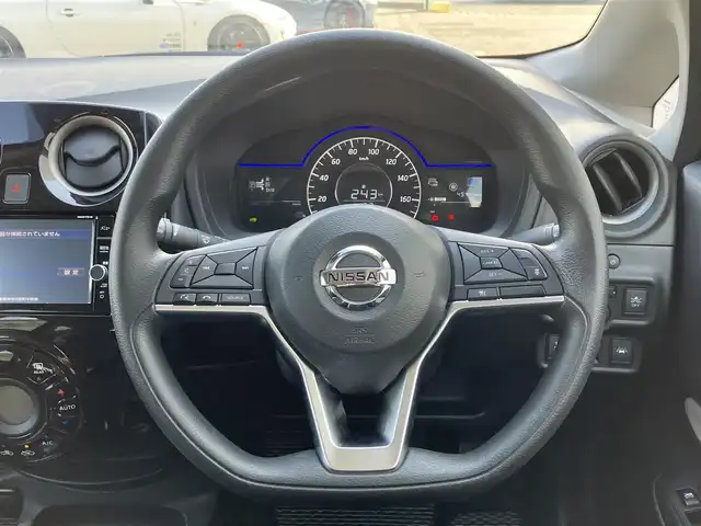 日産 ノート e－パワー X 三重県 2018(平30)年 4.6万km スーパーブラック ♪車検R9年2月21日/♪登録時走行距離45150km/♪エマージェンシーブレーキ/・踏み間違い衝突防止アシスト/・LDW(車線逸脱警報)/・Li(車線逸脱防止支援システム)/♪アラウンドビューモニター/♪インテリジェントクルーズコントロール/♪純正ナビ/・フルセグ・DVD再生/・CD録音・Bluetooth/♪バックカメラ/♪デジタルインナーミラー/♪LEDヘッドライト/♪ウィンカーミラー/♪オートライト/♪ライトレベリング/♪コーナーセンサー/♪オートリトラ/♪電動格納ミラー/♪ドライブレコーダー/♪ETC/♪ルーフアンテナ/♪フロアマット/♪プライバシーガラス