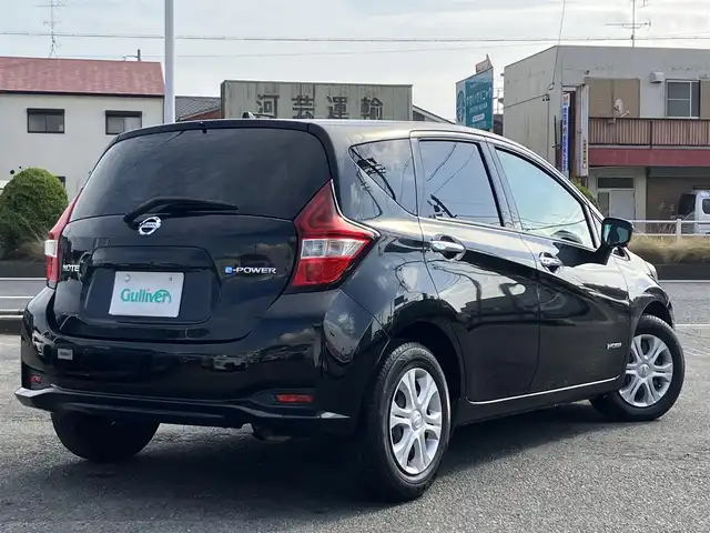 日産 ノート e－パワー X 三重県 2018(平30)年 4.6万km スーパーブラック ♪車検R9年2月21日/♪登録時走行距離45150km/♪エマージェンシーブレーキ/・踏み間違い衝突防止アシスト/・LDW(車線逸脱警報)/・Li(車線逸脱防止支援システム)/♪アラウンドビューモニター/♪インテリジェントクルーズコントロール/♪純正ナビ/・フルセグ・DVD再生/・CD録音・Bluetooth/♪バックカメラ/♪デジタルインナーミラー/♪LEDヘッドライト/♪ウィンカーミラー/♪オートライト/♪ライトレベリング/♪コーナーセンサー/♪オートリトラ/♪電動格納ミラー/♪ドライブレコーダー/♪ETC/♪ルーフアンテナ/♪フロアマット/♪プライバシーガラス