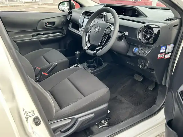 トヨタ アクア S スタイルブラック 愛媛県 2019(平31)年 2.5万km ホワイトパールクリスタルシャイン ディーラーOP純正ナビ/BT/AM・FM/CD/DVD/ワンセグTV/バックカメラ/ETC/前方ドライブレコーダー/ステアリングスイッチ/オートライト/オートマチックハイビーム/前後コーナーセンサー/横滑り防止装置/衝突軽減システム/純正フロアマット/純正ホイールキャップ/スペアキー