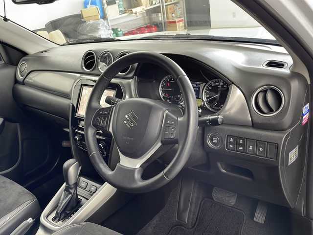 スズキ エスクード 1．6XC 道央・札幌 2017(平29)年 6.5万km クールホワイトパール ・4WD  /スズキセーフティーサポート/・レーダブレーキサポートII/・前方衝突警報ブレーキ機能/・前方衝突被害軽減ブレーキアシスト/・社外8インチメモリナビ/　(型式：AVIC-RL900ZS)/・CD/DVD/Bluetooth/フルセグTV/・クルーズコントロール/・バックカメラ/・ハーフレザーシート/前席シートヒーター/・純正17インチAW/・プッシュスタート/スマートキー/・ETC/・アイドリングストップ