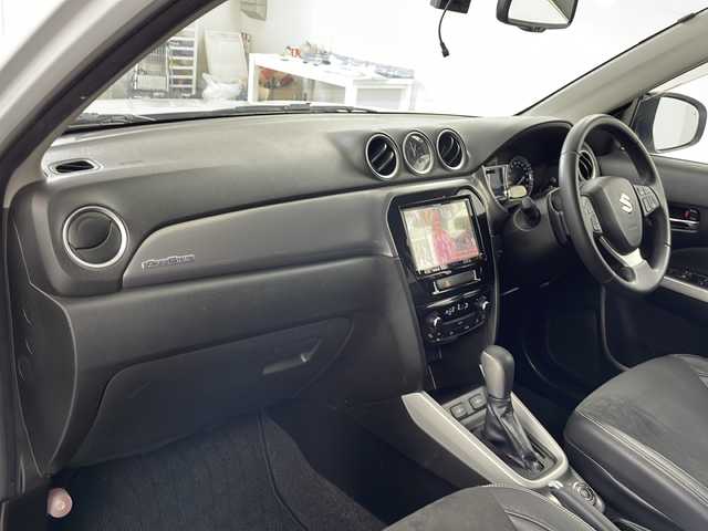 スズキ エスクード 1．6XC 道央・札幌 2017(平29)年 6.5万km クールホワイトパール ・4WD  /スズキセーフティーサポート/・レーダブレーキサポートII/・前方衝突警報ブレーキ機能/・前方衝突被害軽減ブレーキアシスト/・社外8インチメモリナビ/　(型式：AVIC-RL900ZS)/・CD/DVD/Bluetooth/フルセグTV/・クルーズコントロール/・バックカメラ/・ハーフレザーシート/前席シートヒーター/・純正17インチAW/・プッシュスタート/スマートキー/・ETC/・アイドリングストップ
