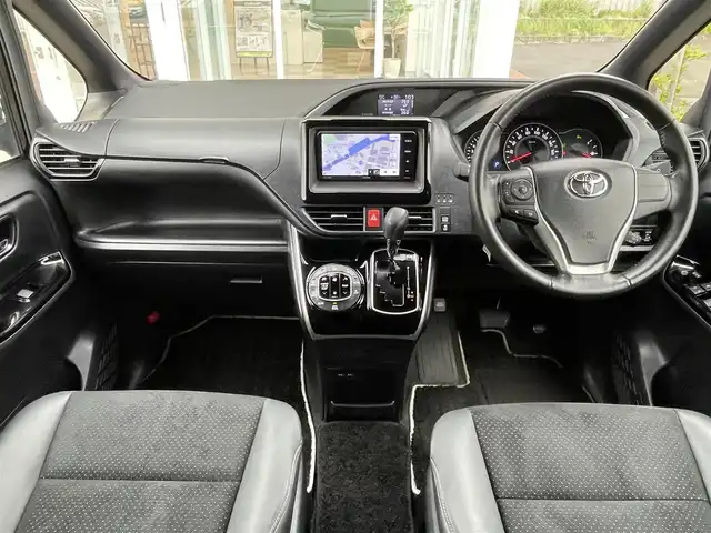 トヨタ ヴォクシー ZS 煌Ⅲ 道央・札幌 2020(令2)年 5.8万km ブラック ・４WD/・ワンオーナー/・衝突軽減ブレーキ/・寒冷地仕様/・社外SDナビ/　CD＆BT＆USB＆TV/・バックカメラ/・ハーフレザーシート/・コーナーセンサー/・レーンキープアシスト/・両側パワースライドドア/・アイドリングストップ/・クルーズコントロール/・ワイパー熱線/・オートエアコン/・オートライト/・オートリトラミラー/・純正エンジンスターター/・プッシュスタート/・スマートキー/・鉄ホイール＆冬タイヤ積込/　195/65/15  2020年製　5分山/・純正フロアマット/・ドアバイザー/・ウィンカーミラー/・フォグライト/・スペアキー