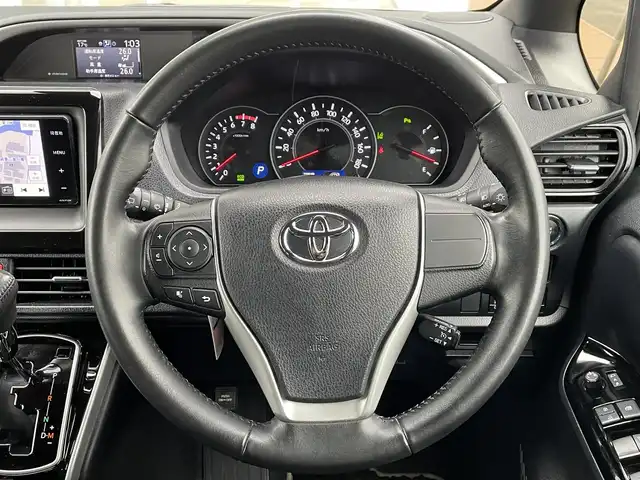 トヨタ ヴォクシー ZS 煌Ⅲ 道央・札幌 2020(令2)年 5.8万km ブラック ・４WD/・ワンオーナー/・衝突軽減ブレーキ/・寒冷地仕様/・社外SDナビ/　CD＆BT＆USB＆TV/・バックカメラ/・ハーフレザーシート/・コーナーセンサー/・レーンキープアシスト/・両側パワースライドドア/・アイドリングストップ/・クルーズコントロール/・ワイパー熱線/・オートエアコン/・オートライト/・オートリトラミラー/・純正エンジンスターター/・プッシュスタート/・スマートキー/・鉄ホイール＆冬タイヤ積込/　195/65/15  2020年製　5分山/・純正フロアマット/・ドアバイザー/・ウィンカーミラー/・フォグライト/・スペアキー