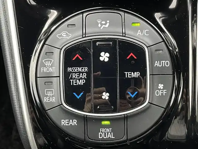 トヨタ ヴォクシー ZS 煌Ⅲ 道央・札幌 2020(令2)年 5.8万km ブラック ・４WD/・ワンオーナー/・衝突軽減ブレーキ/・寒冷地仕様/・社外SDナビ/　CD＆BT＆USB＆TV/・バックカメラ/・ハーフレザーシート/・コーナーセンサー/・レーンキープアシスト/・両側パワースライドドア/・アイドリングストップ/・クルーズコントロール/・ワイパー熱線/・オートエアコン/・オートライト/・オートリトラミラー/・純正エンジンスターター/・プッシュスタート/・スマートキー/・鉄ホイール＆冬タイヤ積込/　195/65/15  2020年製　5分山/・純正フロアマット/・ドアバイザー/・ウィンカーミラー/・フォグライト/・スペアキー