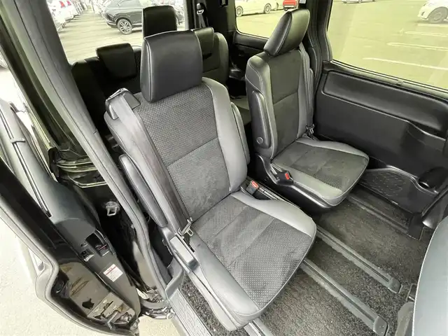 トヨタ ヴォクシー ZS 煌Ⅲ 道央・札幌 2020(令2)年 5.8万km ブラック ・４WD/・ワンオーナー/・衝突軽減ブレーキ/・寒冷地仕様/・社外SDナビ/　CD＆BT＆USB＆TV/・バックカメラ/・ハーフレザーシート/・コーナーセンサー/・レーンキープアシスト/・両側パワースライドドア/・アイドリングストップ/・クルーズコントロール/・ワイパー熱線/・オートエアコン/・オートライト/・オートリトラミラー/・純正エンジンスターター/・プッシュスタート/・スマートキー/・鉄ホイール＆冬タイヤ積込/　195/65/15  2020年製　5分山/・純正フロアマット/・ドアバイザー/・ウィンカーミラー/・フォグライト/・スペアキー