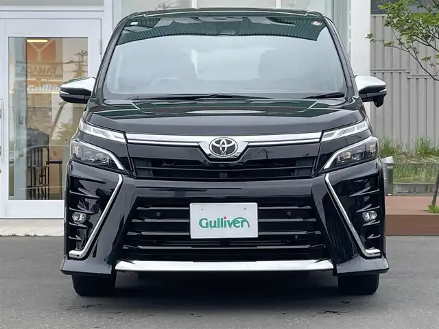 トヨタ ヴォクシー ZS 煌Ⅲ 道央・札幌 2020(令2)年 5.8万km ブラック ・４WD/・ワンオーナー/・衝突軽減ブレーキ/・寒冷地仕様/・社外SDナビ/　CD＆BT＆USB＆TV/・バックカメラ/・ハーフレザーシート/・コーナーセンサー/・レーンキープアシスト/・両側パワースライドドア/・アイドリングストップ/・クルーズコントロール/・ワイパー熱線/・オートエアコン/・オートライト/・オートリトラミラー/・純正エンジンスターター/・プッシュスタート/・スマートキー/・鉄ホイール＆冬タイヤ積込/　195/65/15  2020年製　5分山/・純正フロアマット/・ドアバイザー/・ウィンカーミラー/・フォグライト/・スペアキー