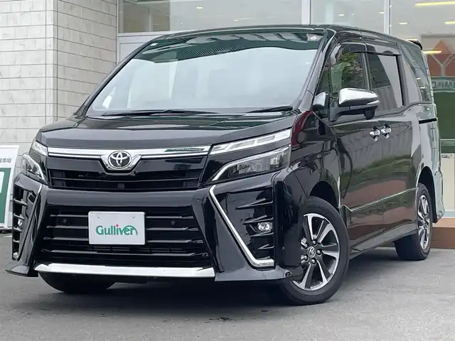 トヨタ ヴォクシー ZS 煌Ⅲ 道央・札幌 2020(令2)年 5.8万km ブラック ・４WD/・ワンオーナー/・衝突軽減ブレーキ/・寒冷地仕様/・社外SDナビ/　CD＆BT＆USB＆TV/・バックカメラ/・ハーフレザーシート/・コーナーセンサー/・レーンキープアシスト/・両側パワースライドドア/・アイドリングストップ/・クルーズコントロール/・ワイパー熱線/・オートエアコン/・オートライト/・オートリトラミラー/・純正エンジンスターター/・プッシュスタート/・スマートキー/・鉄ホイール＆冬タイヤ積込/　195/65/15  2020年製　5分山/・純正フロアマット/・ドアバイザー/・ウィンカーミラー/・フォグライト/・スペアキー