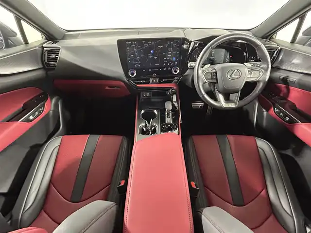 レクサス ＮＸ 350h Fスポーツ 佐賀県 2023(令5)年 0.8万km グラファイトブラックガラスフレーク 純正14インチディスプレイオーディオ/（フルセグTV.Bluetooth.Ｍｉｒｒｏｒcast）/サンルーフ/デジタルインナールームミラー/衝突被害軽減システム/全方位バックカメラ/アドバンストパーク【高度駐車支援システム】/レーダークルーズコントロール/ブラインドスポットモニター/レーンアシスト/クリアランスソナー/パーキングサポートブレーキ/オートライト/オートマチックハイビーム/オートワイパー/前後ドライブレコーダー/ビルトインETC2.0/パワーバックドア/運転席・助手席シートヒーター/運転席・助手席エアシート/運転席・助手席パワーシート/メモリーシート/レザーシート/ステアリングヒーター/純正20インチアルミホイール/3眼LEDヘッドライト/フォグライト