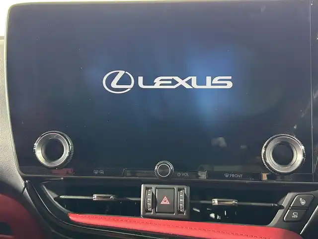 レクサス ＮＸ 350h Fスポーツ 佐賀県 2023(令5)年 0.8万km グラファイトブラックガラスフレーク 純正14インチディスプレイオーディオ/（フルセグTV.Bluetooth.Ｍｉｒｒｏｒcast）/サンルーフ/デジタルインナールームミラー/衝突被害軽減システム/全方位バックカメラ/アドバンストパーク【高度駐車支援システム】/レーダークルーズコントロール/ブラインドスポットモニター/レーンアシスト/クリアランスソナー/パーキングサポートブレーキ/オートライト/オートマチックハイビーム/オートワイパー/前後ドライブレコーダー/ビルトインETC2.0/パワーバックドア/運転席・助手席シートヒーター/運転席・助手席エアシート/運転席・助手席パワーシート/メモリーシート/レザーシート/ステアリングヒーター/純正20インチアルミホイール/3眼LEDヘッドライト/フォグライト